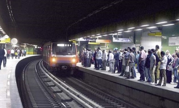 انتحار مواطن أسفل عجلات مترو أحمد عرابى بالخط الأول وتوقف الحركة دقائق 