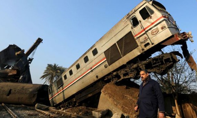 قطار يصدم سيارة ميكروباص بمزلقان مرغم غرب الإسكندرية ويحتجز 4 ركاب داخلها 