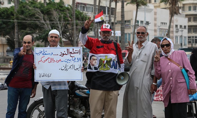 بالصور.. متظاهرو مسجد القائد إبراهيم ساخرين: "انقطع النور وسقط حزب الإرهابيين"