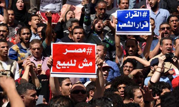 أهالى عابدين يعتدون بالضرب على أسر متظاهرى 25 أبريل بعد هتافهم ضد الشرطة 