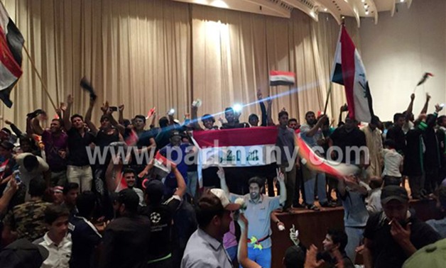 وصول أنصار التيار الصدرى إلى مقر مجلس الوزراء العراقى بالمنطقة الخضراء 