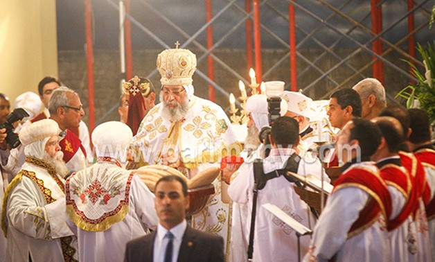 البابا تواضروس يقود زفة القيامة بالكاتدرائية وسط الفرحة والزغاريد 