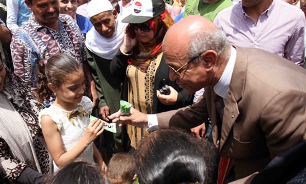 مواطن بالفسطاط لمحافظ القاهرة: "عاوز أتصور معاك يا برنس".. وتيمور: تعال يا حبيبى 