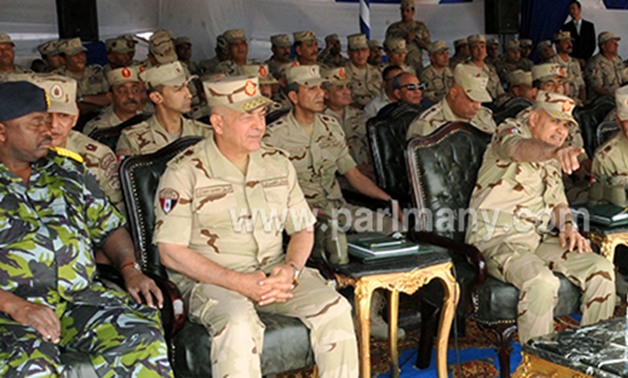 وزير الدفاع ورئيس أركان الجيش الكينى يشهدان البيان العملى "مجد 14" بالذخيرة الحية