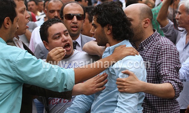 قوات الأمن تتدخل لإبعاد تظاهر "المواطنون الشرفاء" عن سلالم نقابة الصحفيين