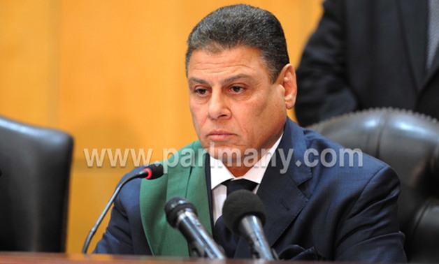 قاضى "التخابر مع قطر" يطرد أحد الحضور من القاعة قبل الحكم على "مرسى"