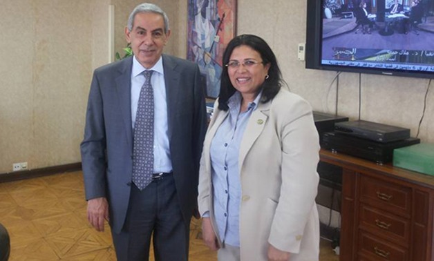 منى جاب الله تلتقى وزير الصناعة لتشجيع صناعة الخزف فى منشأة ناصر والجمالية 
