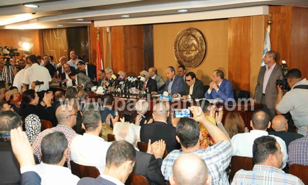 بحضور 5 من مجلس النقابة.. أخطر 10 قرارات فى بيان مؤتمر "الأسرة الصحفية" بالأهرام