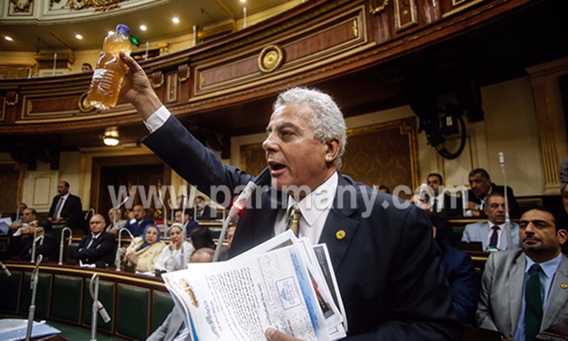 نائب يرفع "زجاجة مياه ملوثة" بالبرلمان ويتقدم ببيان عاجل لوزيرى الرى والإسكان