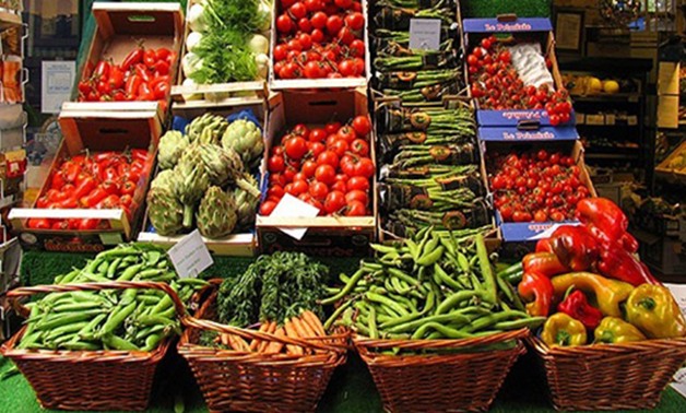 انخفاض أسعار الخضراوات والفاكهة.. والعمدة هريدى معلقًا: "يمكن ربنا هدى التجار"
