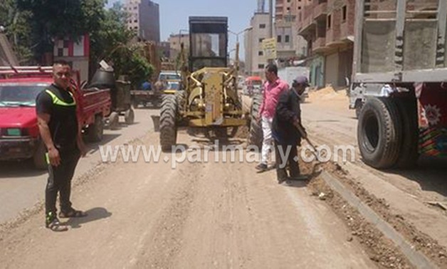 فريق النائب محمد إسماعيل يستكمل تجريد شارع السنترال ببولاق الدكرور استعدادًا لرصفه