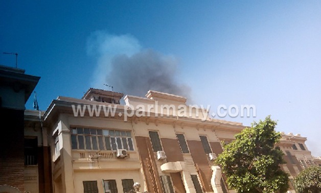 الحماية المدنية تدفع بـ 6 سيارات إطفاء لإخماد حريق مبنى محافظة القاهرة