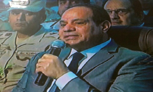 بالفيديو.. السيسى ممازحا كامل الوزيرى: "ليه خليت الموكيت أزرق.. فين السجادة الحمرا" 