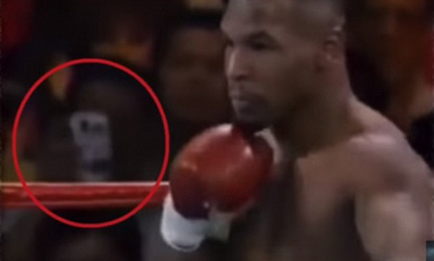 حقيقة ظهور هاتف محمول بكاميرا "قبل اختراعه" فى مباراة لبطل الملاكمة "مايك تايسون"