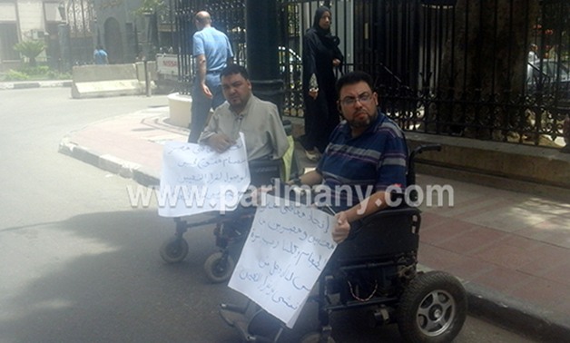 ذوو الإعاقة يتظاهرون أمام البرلمان: "المسؤولون يتجاهلون مطالبنا"