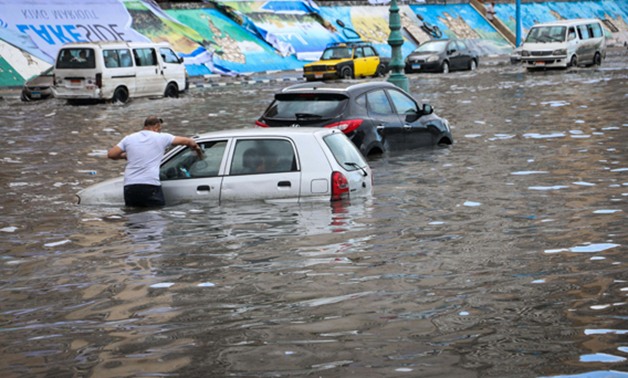 "القابضة لمياه الشرب" تنتهى من رفع 95% من مياه الأمطار بشوارع الإسكندرية