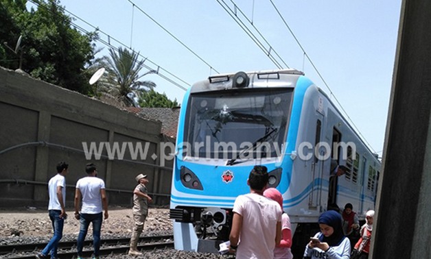 4 صور ترصد سير المواطنين على قضبان المترو عقب توقفه نتيجة اشتعال النيران فى القطار