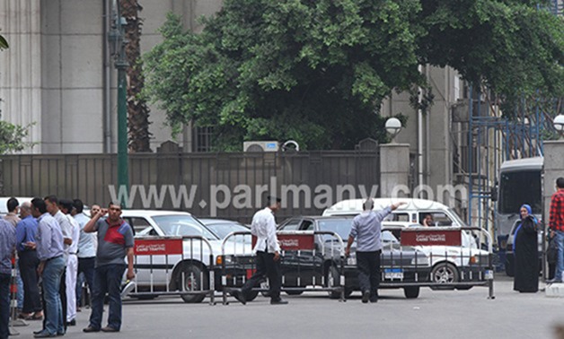 قوات الأمن تغلق شارع عبد الخالق ثروت أمام حركة السيارات 