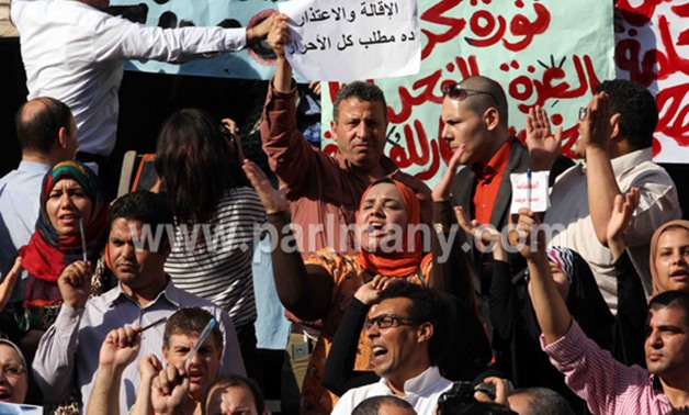 صحفيون يحتشدون بشارع عبد الخالق ثروت للمطالبة بإقالة وزير الداخلية