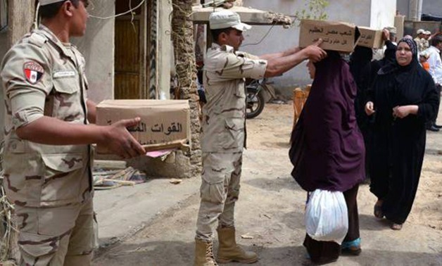 تنفيذا لتوجيهات الرئيس.. القوات المسلحة توزع آلاف الحصص الغذائية المجانية بشمال سيناء