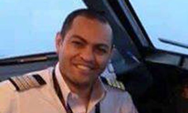 أكثر الفيديوهات إثارة.. تفاصيل المكالمة الأخيرة بين قائد الطائرة المصرية المنكوبة وعائلته