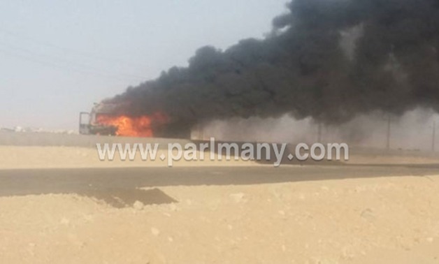 بالصور.. انفجار سيارة نقل مواد بترولية بطريق "السويس - القاهرة" 
