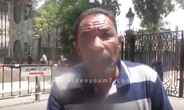 بالفيديو.. مواطن يهدد بحرق نفسه أمام البرلمان: "سرقت علشان أجيب علاج" 