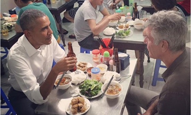 اخبار عالمية.. "أوباما" يتناول العشاء مع أنتونى بوردين بمطعم شعبى بفيتنام دون حراسة