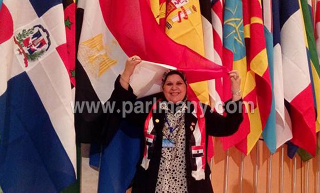 النائبة مايسة عطوة ترفع علم مصر فوق رأسها بمؤتمر العمل الدولى فى الأمم المتحدة