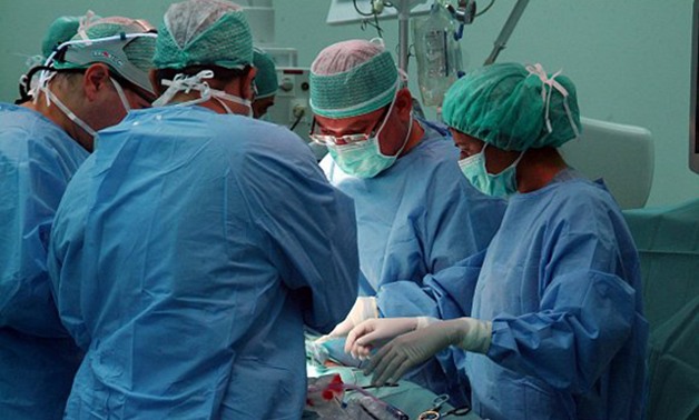 مستشفى بقنا يحقق فى اتهام طبيب بنسيان "فوطة" داخل بطن مريض أثناء عملية الزائدة