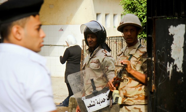 قوات الأمن تتحفظ على شخص  يوزع منشورات داخل لجنة مدرسة أبو بكر الصديق بالشرقية
