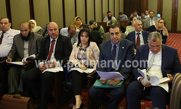 4 لجان برلمانية تنتظر وزير المالية.. "الجارحى" يعتذر عن اجتماع "الخطة" ويرسل نائبه