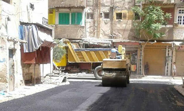 بالصور.. أشرف رشاد عثمان "نائب الإسكندرية" يعلن عن بدء "سفلتة" شوارع دائرته