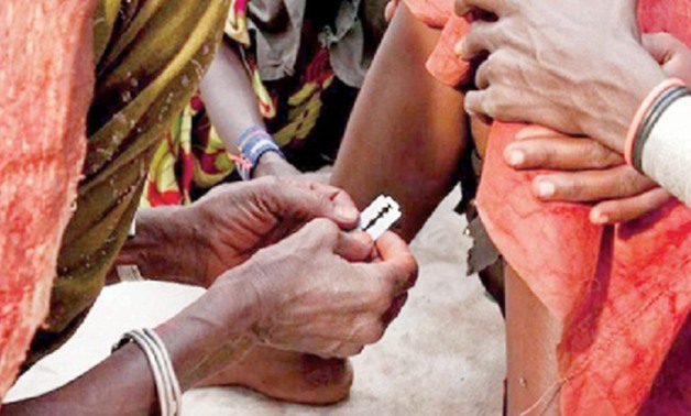 "الصحة" تواجه ختان الإناث بكروت توعية للأمهات على بطاقات التطعيم