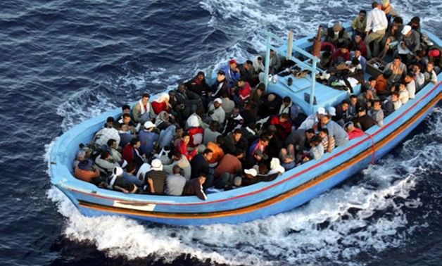 غرق قارب يحمل مئات المهاجرين قبالة سواحل اليونان وخفر السواحل يحاول إنقاذهم