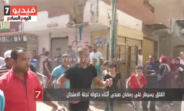 بالفيديو.. القلق يسيطر على رمضان صبحى أثناء دخوله لجنة امتحان الثانوية 