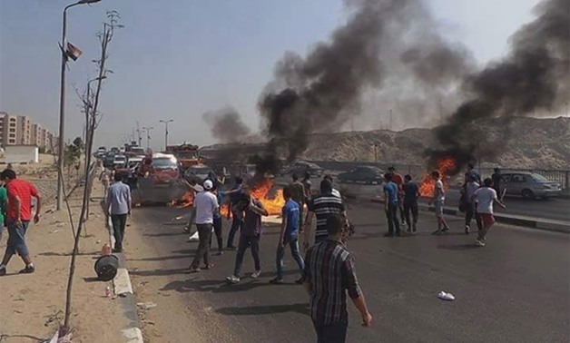 خبر سلبى.. بالصور.. وقفات احتجاجية على الدائرى بسبب انقطاع المياه بإمبابة