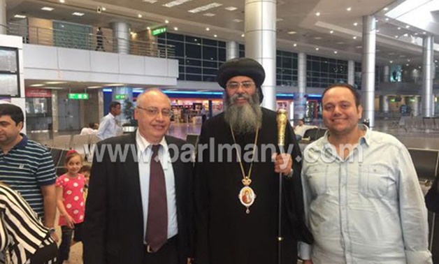 بالصور.. الأنبا أنطونيوس مطران القدس يصل مطار القاهرة 