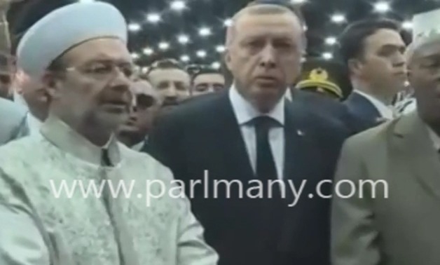 بالفيديو.. خناقة أردوغان فى جنازة "كلاى" وإبعاده عن التابوت