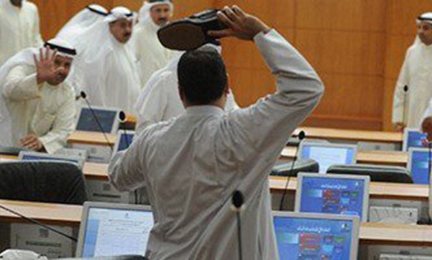 رئيس مجلس الأمة الكويتى يخلى القاعة بعد تشاجر نائبين بـ"النعال"