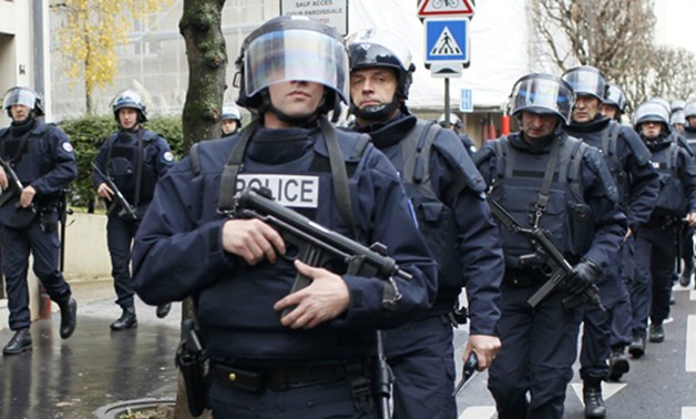 عاجل.. مسلح يقتل شرطيا فى العاصمة الفرنسية ويحتجز رهائن