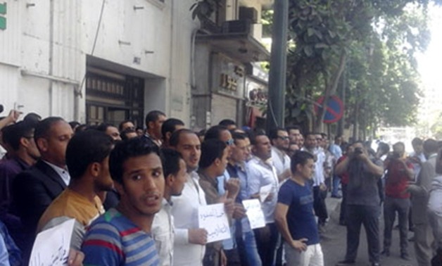 حملة الماجستير يتظاهرون أمام البوابة الرئيسية لمجلس الوزراء للمطالبة بالتعيين 