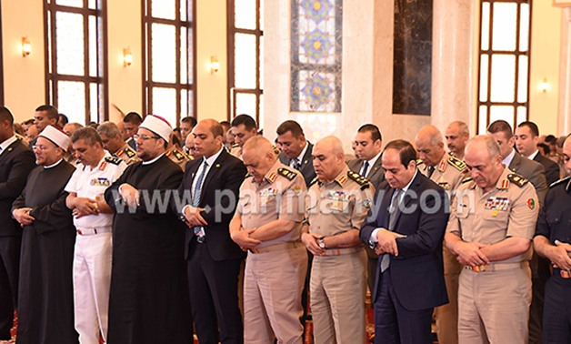 ننشر صور أداء الرئيس صلاة الجمعة بمسجد المشير طنطاوى 