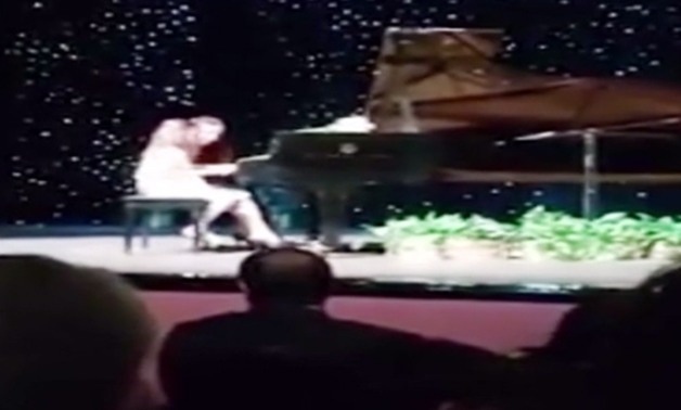 أكثر الفيديوهات إثارة.. حفيدة مبارك تعزف "البيانو" بدار الأوبرا بمشاركة سوزان وجمال