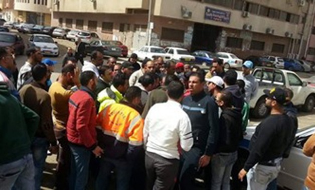 عمال القابضة للصرف الصحى ببورسعيد يتجمهرون للمطالبة بمستحقاتهم المالية 