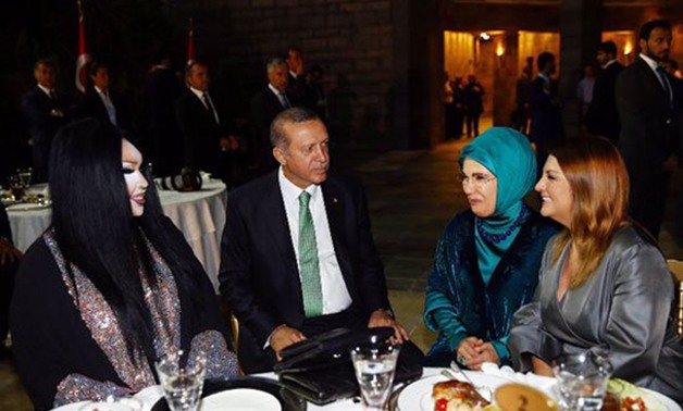 بالصور.. أردوغان يتناول الإفطار مع أشهر المتحولين جنسيا فى تركيا