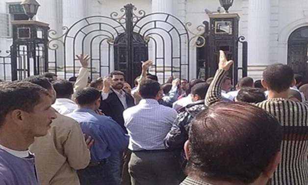 العاملون بمديرية أوقاف الإسكندرية ينظمون وقفة أمام مجلس الوزراء للمطالبة بالتثبيت