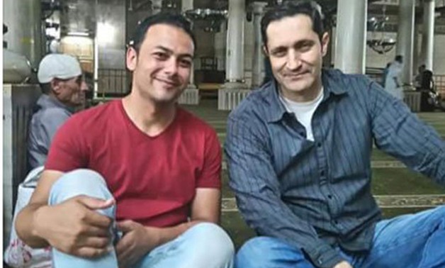 أول ظهور لعلاء مبارك منذ الخروج من السجن بمسجد "السيدة زينب"