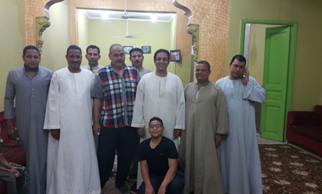 بالصور.. علاء عابد يلتقى عددًا من أهالى قرى الصف للاستماع لمشكلاتهم