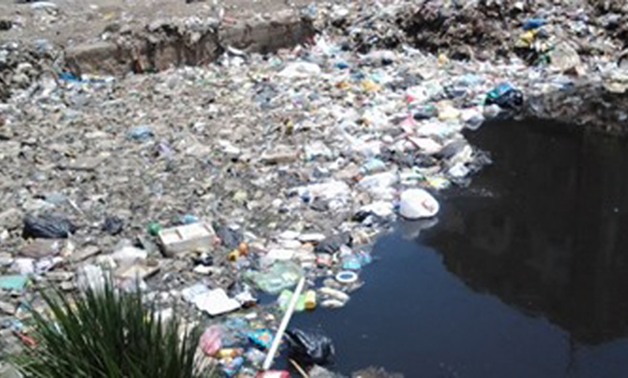 انتشار القمامة ومياه الصرف بكورنيش السويس